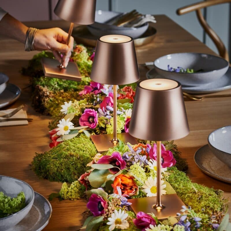 Sigor Akkutischleuchte Nuindie mini in Bronze eloxiert Wohnbeispiel