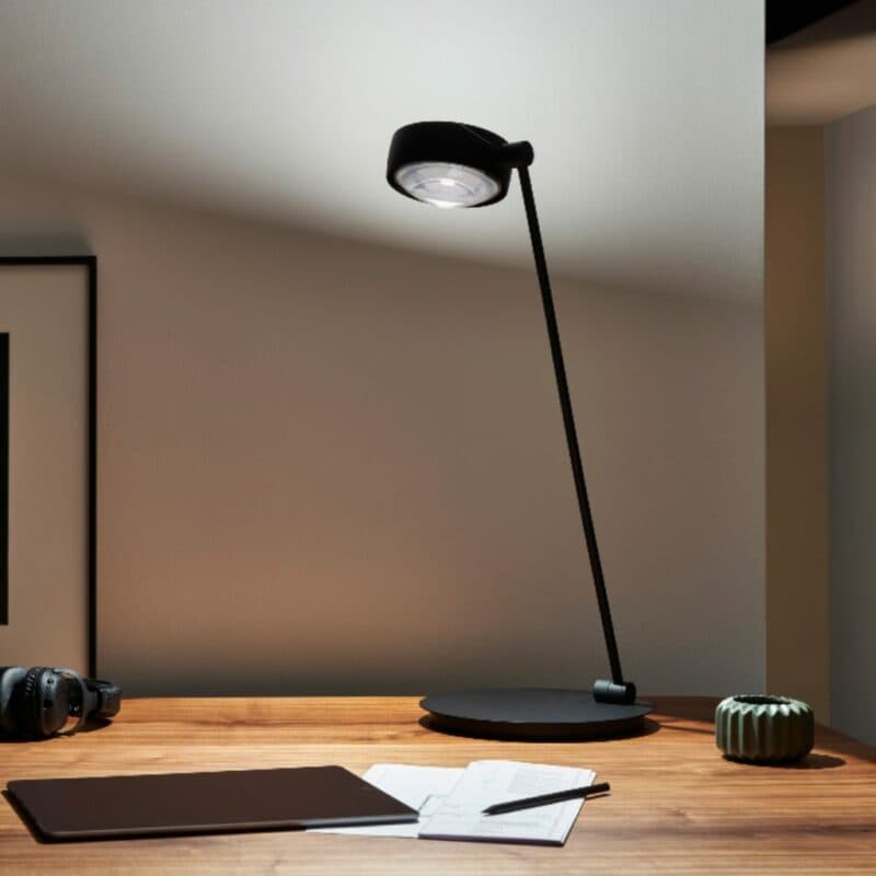 Occhio Tischleuchte Sento tavolo, 80 cm, Kopf E, Schwarz matt/Schwarz matt Wohnbeispiel