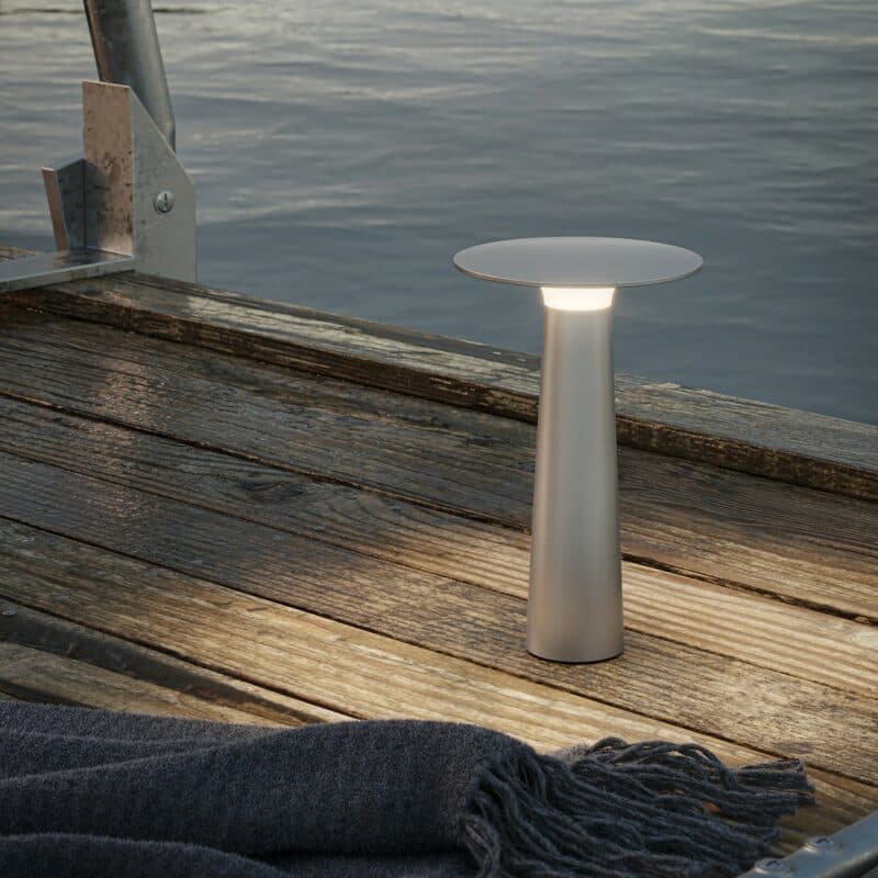 IP44.de Akkuleuchte lix in frozen silver Ambientebeispiel