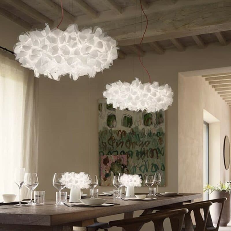 Slamp Pendelleuchte Clizia Mama non Mama in Weiß mit rotem Kabel Wohnbeispiel