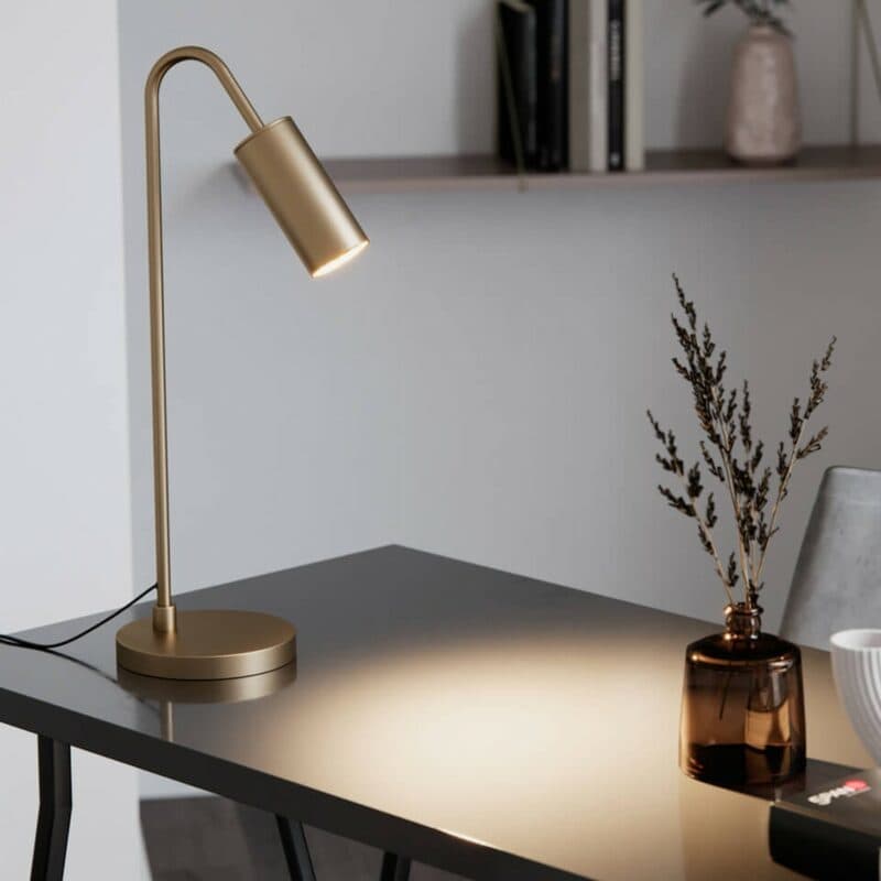 By Rydéns Tischleuchte Curve in Gold matt Wohnbeispiel