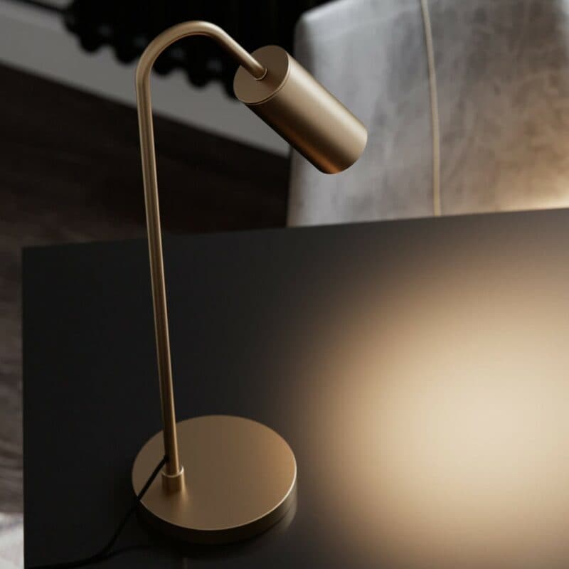By Rydéns Tischleuchte Curve in Gold matt Wohnbeispiel