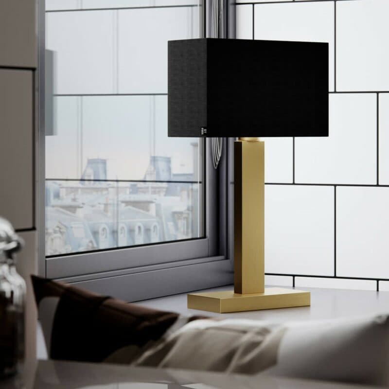 By Rydéns Tischleuchte Prime in Schwarz/Messing mit 47 cm Wohnbeispiel