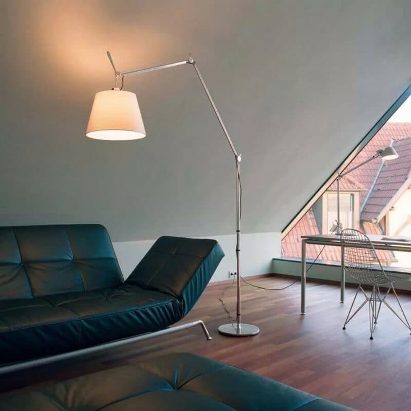 Artemide Stehleuchte Tolomeo Mega Floor LED in Aluminium/Pergament Wohnbeispiel