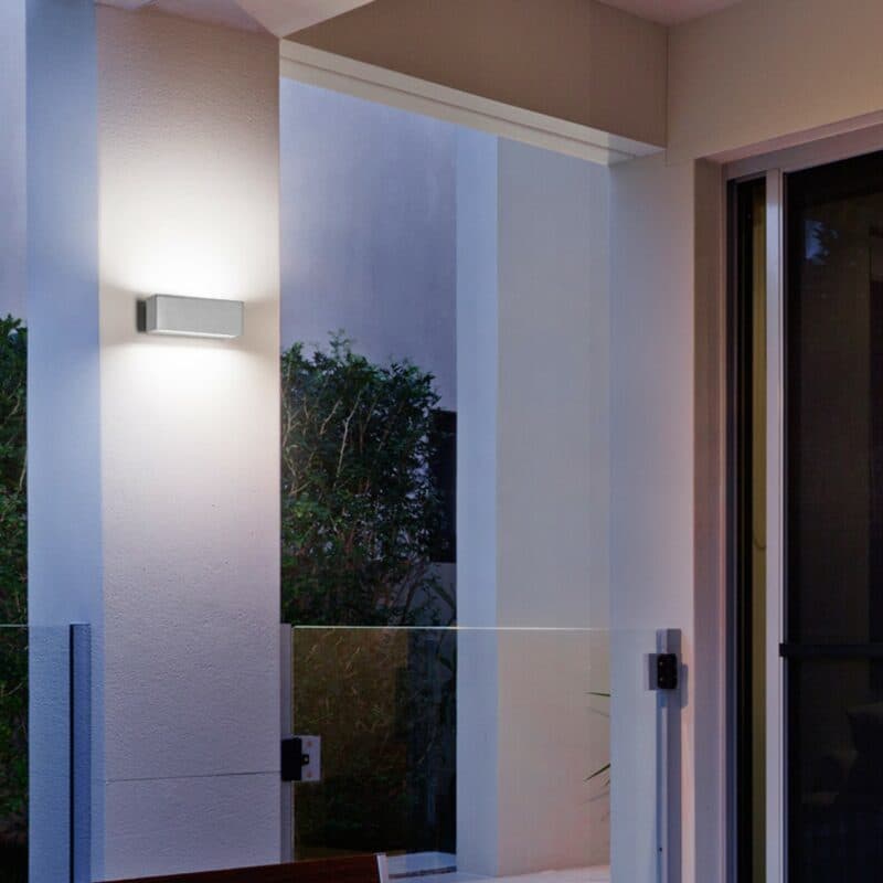 Fabas Luce Wandaußenleuchte Trigg in Silber Ambientebeispiel