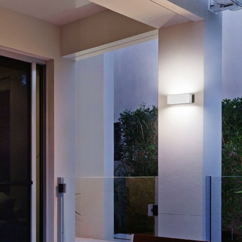 Fabas Luce Wandaußenleuchte Trigg in Weiß Ambientebeispiel