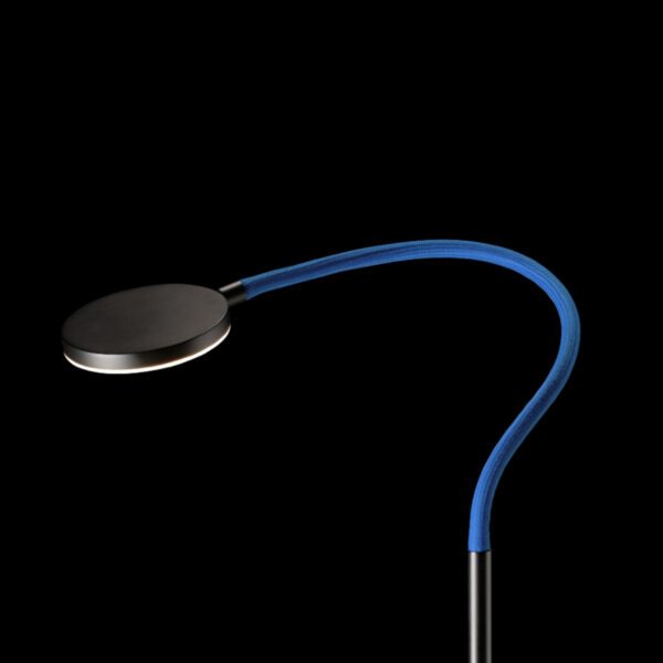 Holtkötter Stehleuchte Flex S in Schwarz mit blauem Leuchtenarm Detailansicht
