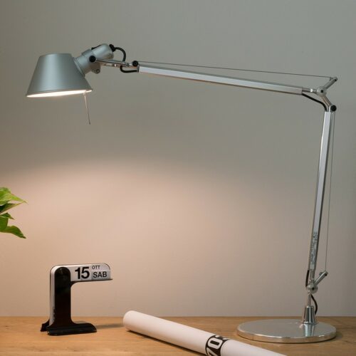 Artemide Tischleuchte Tolomeo Tavolo Fassung in Aluminium Wohnbeispiel