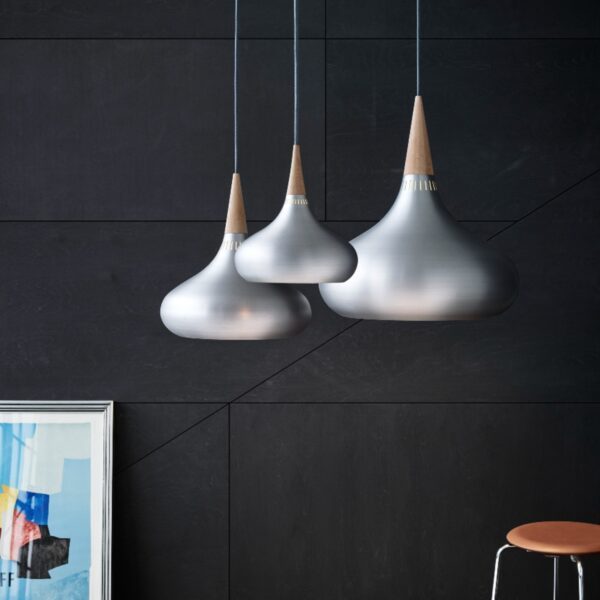 Fritz Hansen Pendelleuchte Orient in Aluminium/Eiche Wohnbeispiel