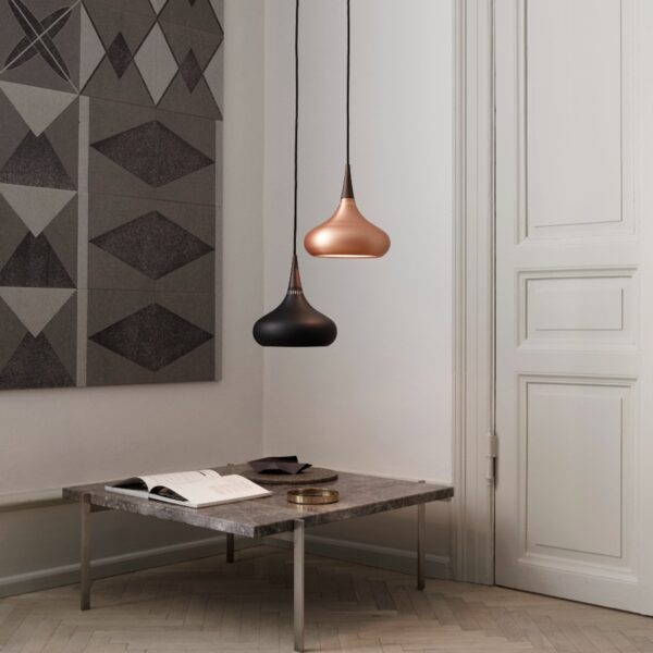 Fritz Hansen Pendelleuchte Orient in Kupfer/Palisander und Schwarz/Palisander Wohnbeispiel