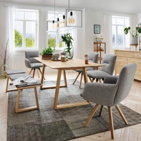 Ein im Skandi-Look eingerichtetes Esszimmer mit einer minimalistischen Pendelleuchte über dem Esstisch