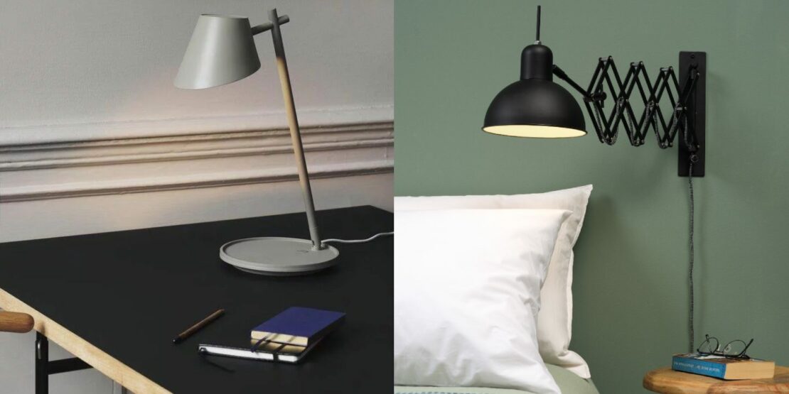 Eine hellgraue Tischleuchte auf einem Schreibtisch; eine schwarze Wandleuchte mit Scherenmechanik-Leuchtenarm neben einem Bett