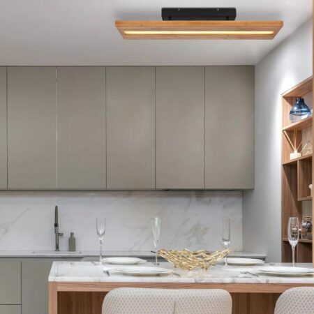Moderne rechteckige Deckenleuchte aus Holz mit integriertem LED-Streifen, die eine Kücheninsel beleuchtet