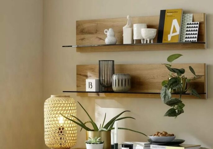 Lampe aus Holz in einer Wohnungseinrichtung mit anderen Naturmaterialien