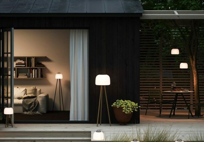 Beispiel für eine stylische Terrassenbeleuchtung mit „Kettle“-Leuchten von Nordlux