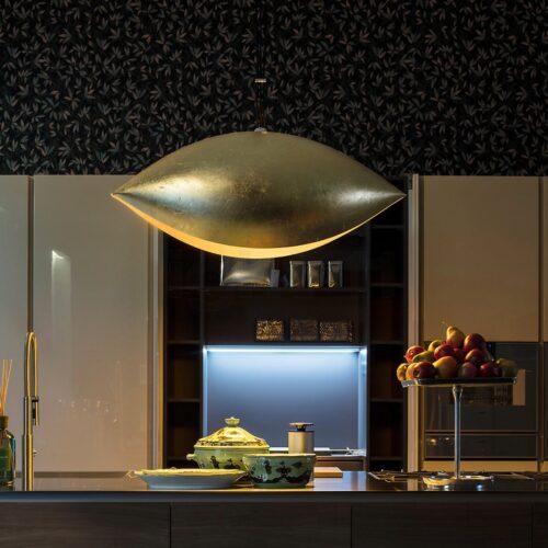 Catellani & Smith Pendelleuchte Malagola 55 cm Blattgold Wohnbeispiel Kücheninsel