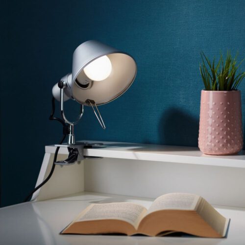 Artemide Klemmleuchte Tolomeo Micro Pinza Aluminium Wohnbeispiel Schreibtischbeleuchtung