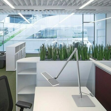 Bewegliche Schreibtischleuchte als moderne Bürobeleuchtung