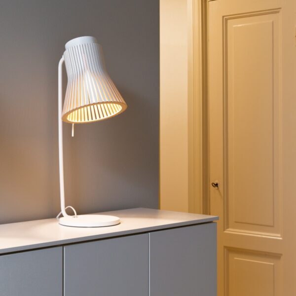 Secto Design Tischleuchte Petite 4620 in Weiß laminiert Wohnbeispiel