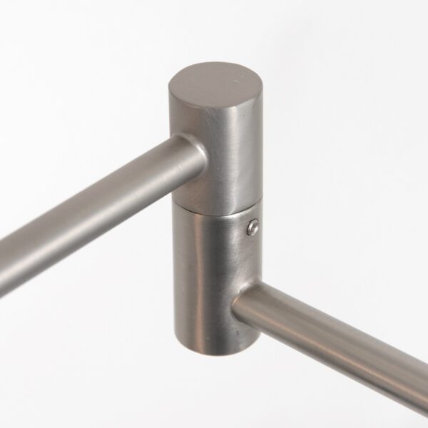 Steinhauer Stehleuchte Turound höhenverstellbar in Stahl mit klarem Diffusor Detailansicht Gelenk