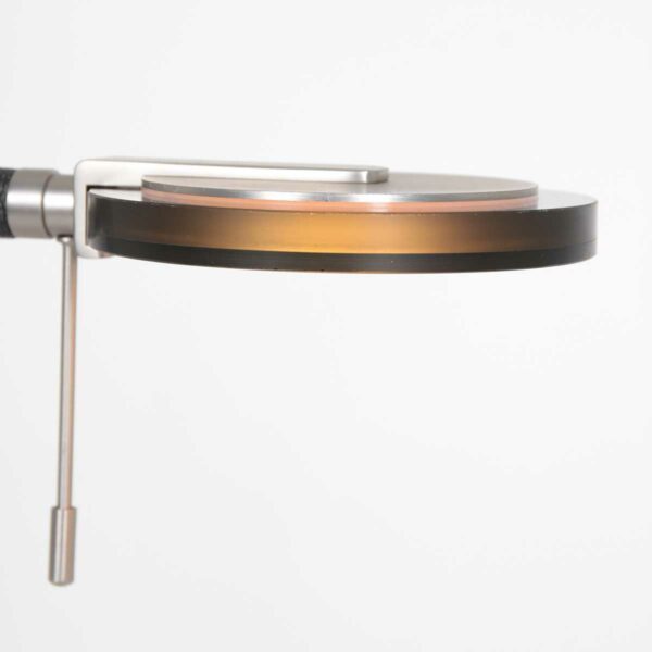 Steinhauer Tischleuchte Turound Flex in Stahl mit rauchfarbenen Diffusor Detailansicht Verstellstift