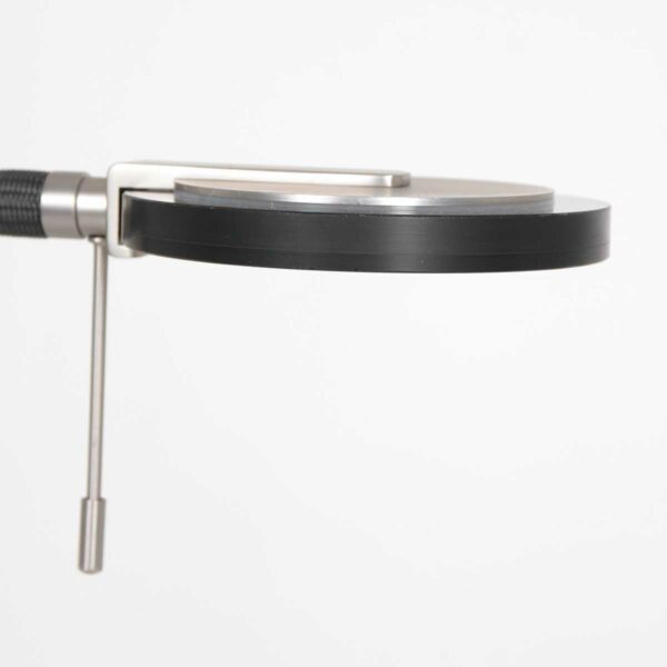 Steinhauer Tischleuchte Turound Flex in Stahl mit rauchfarbenen Diffusor Detailansicht Verstellstift