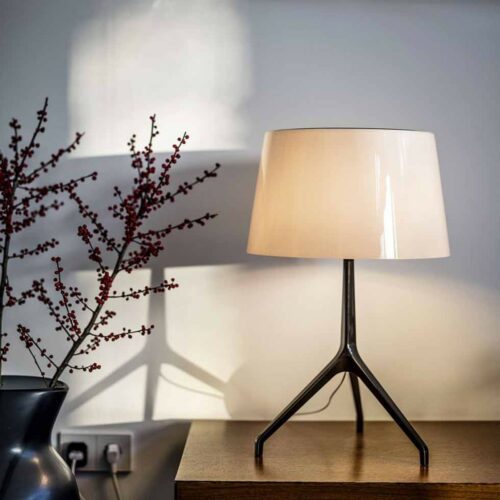 Foscarini Tischleuchte Lumiere XX in XXL Weiß (bianco)/Schwarz (cromo nero) Wohnbeispiel